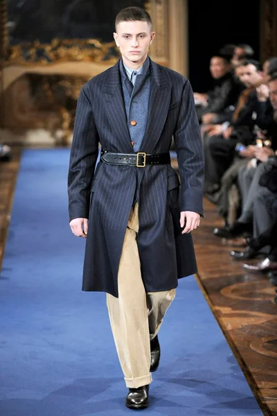 Look 16